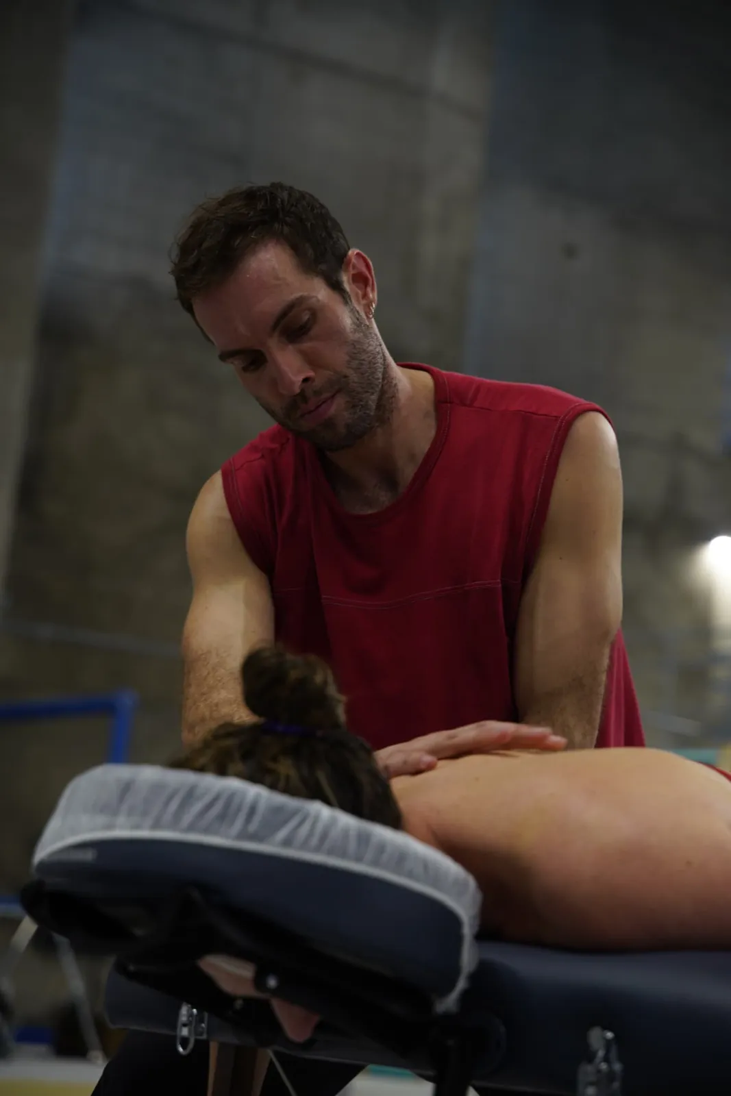 Jordan Tremblay, kinésithérapeute à Montréal, travaille le haut du dos d'une cliente