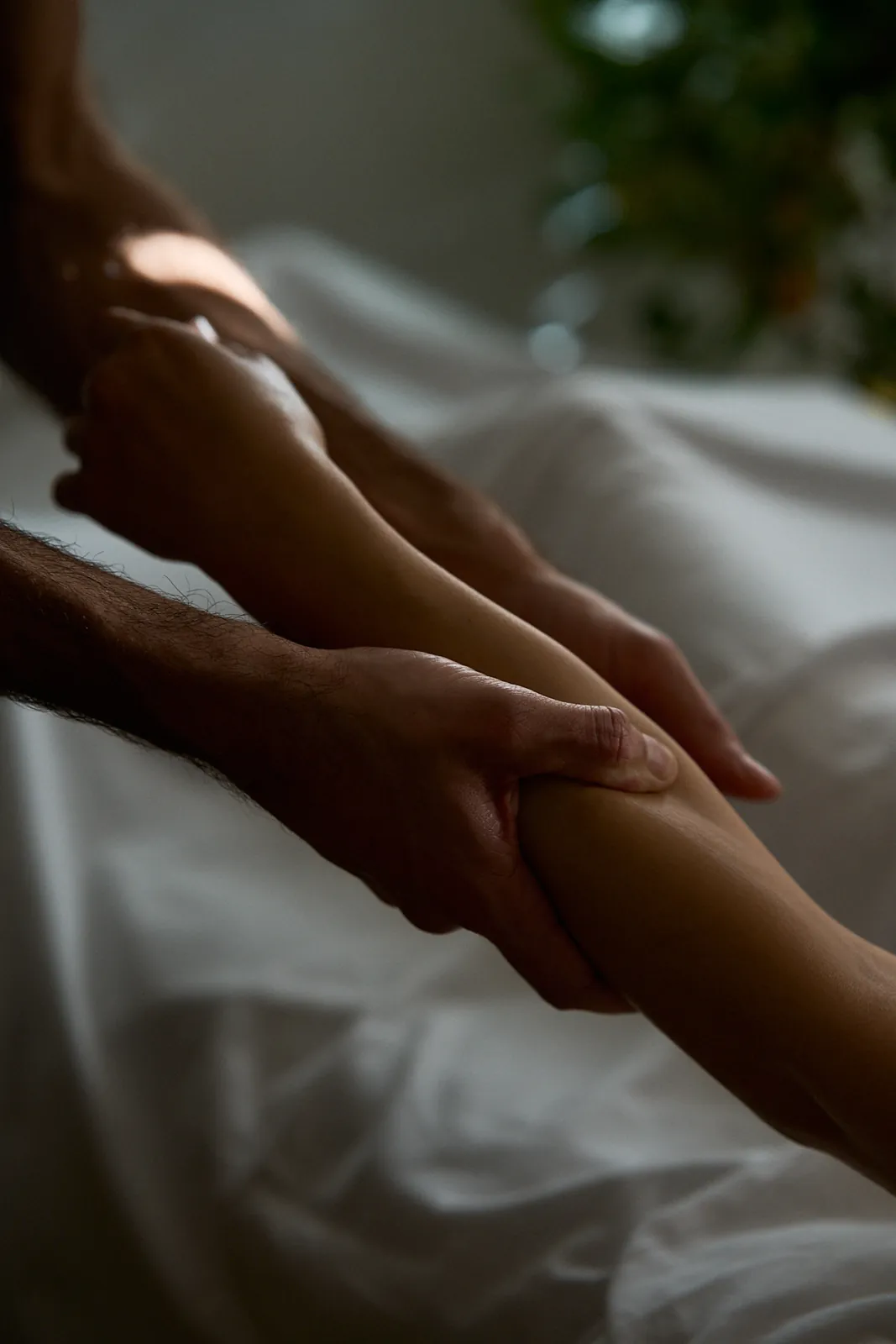 Mains de Jordan Tremblay pendant un massage de l'avant-bras, massothérapie à Montréal